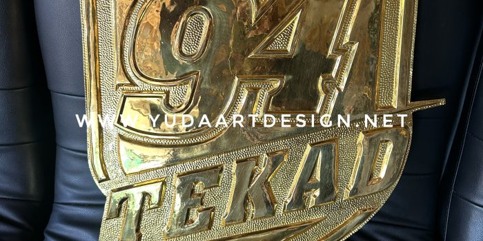 Pengrajin Logo Kuningan Custom Desain Bebas dan Ukir Manual
