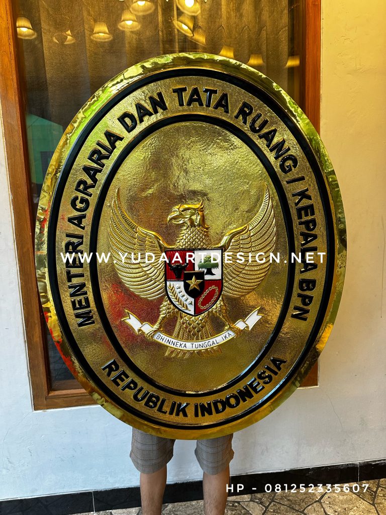 Keindahan Logo Kuningan dengan Seni Ukir Handmade dan Tempa