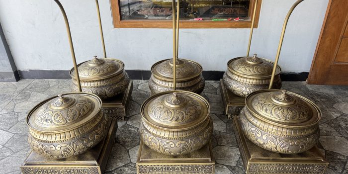 Pemanas Makanan Kuningan Antik Hitam Kekuningan